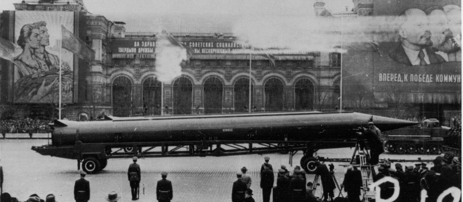 Fotografía de referencia de la CIA del misil balístico soviético de medio alcance en la Plaza Roja de Moscú