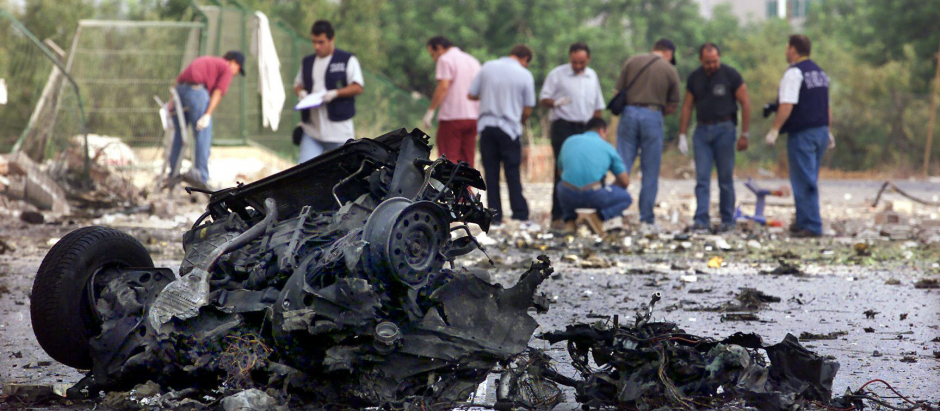 Restos del coche bomba que explotó junto al cuartel de la Guardia Civil de Santa Pola en 2002