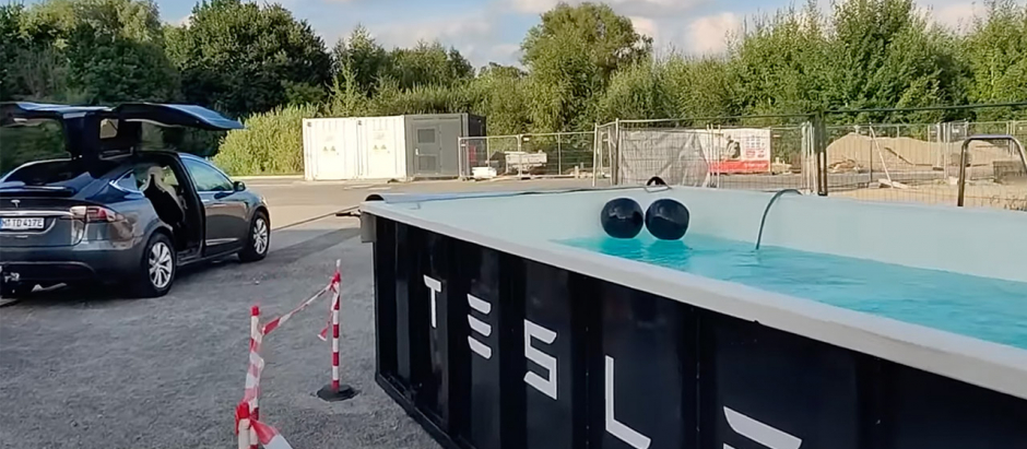 La piscina está fabricada a partir de un contenedor metálico