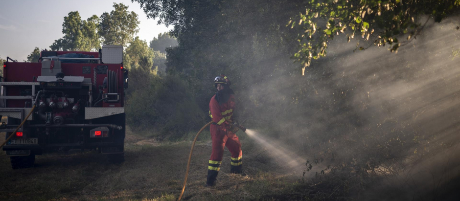 Un efectivo de la UME trabaja en la extinción de un incendio forestal