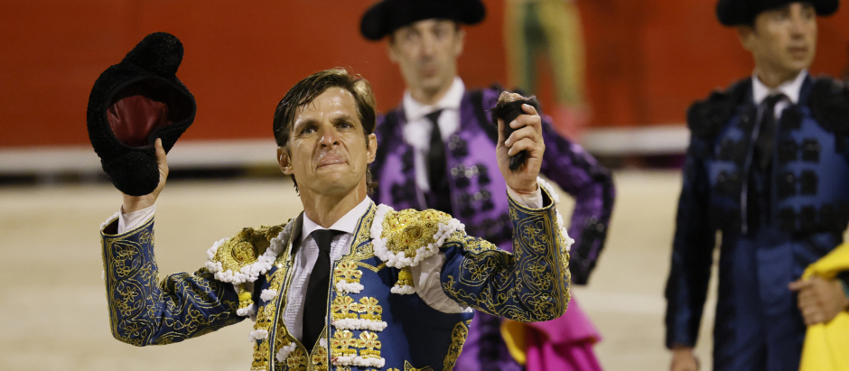 El diestro Julián López «El Juli» saluda tras cortar una oreja al segundo de los de su lote, durante la corrida de toros en el Coliseo Balear