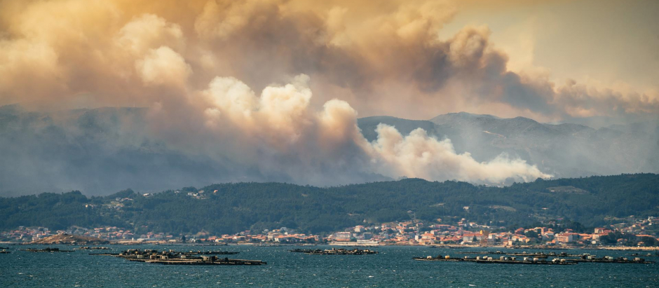 Nubes de humo tras el incendio declarado ayer en Borio (A Coruña)