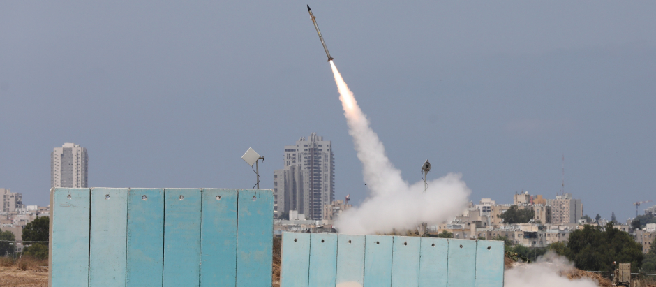 Lanzamiento de un misil cerca de la ciudad de Ashdod, en el sur de Israel, este sábado