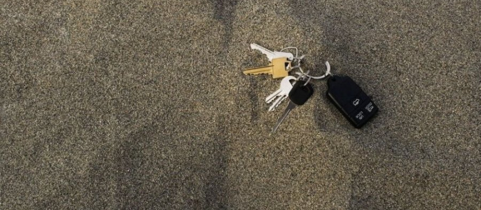 No es extraño perder las llaves del coche en la arena de la playa