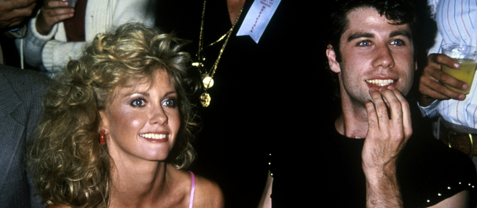 Unos jóvenes John Travolta y Olivia Newton-John durante la promoción del musical Grease