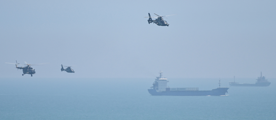 Helicópteros militares chinos sobrevuelan la isla de Pingtan, uno de los puntos más cercanos de China continental a Taiwán