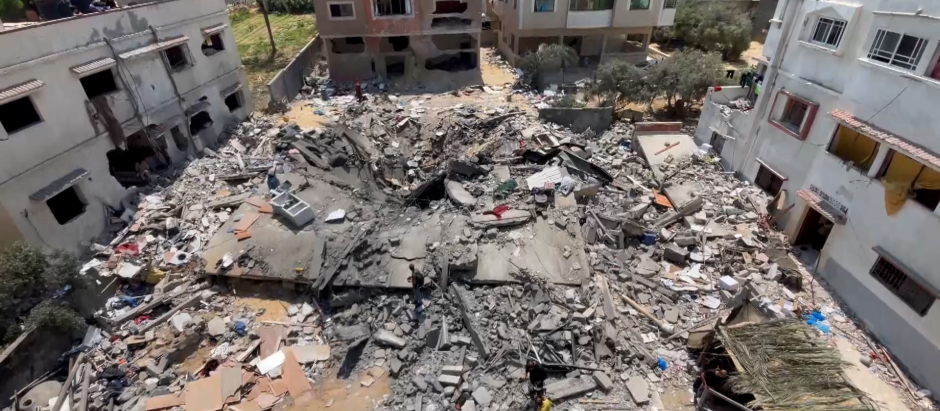 Palestinos rebuscan entre los escombros en lo que fueran sus hogares en Gaza