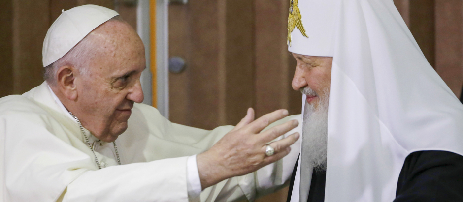 Francisco tiende los brazos al Patriarca Kirill, el 12 de Febrero de 2016