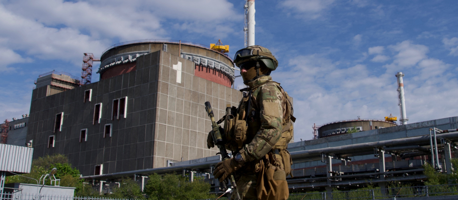 Tropas rusas vigilan la central nuclear de Zaporizhzhia