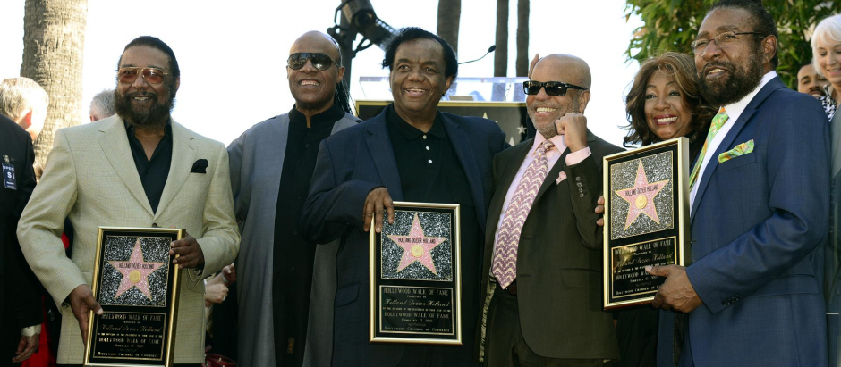 Lamont Dozier, en el centro, con su estrella en el Paseo de la Fama de Hollywood, flanqueado por Stevie Wonder, a su derecha, y los hermanos Holland en los extremos