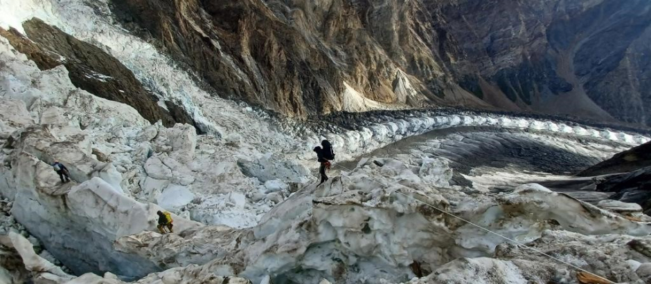 La inestabilidad del glaciar ha hecho imposible continuar por el camino que pensaban ir