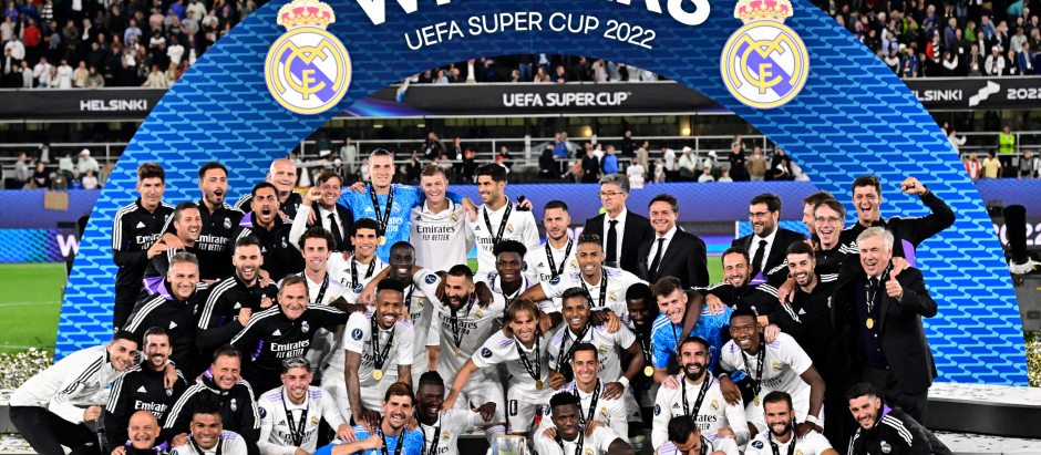Foto de familia del Real Madrid tras la consecución de la Supercopa de Europa en Helsinki