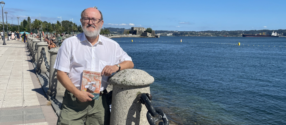 Santiago Juega posa en el puerto coruñés con un ejemplar de su libro 'Periplo al Maluco. La Casa de Contratación de Especiería A Coruña 1522-1529'