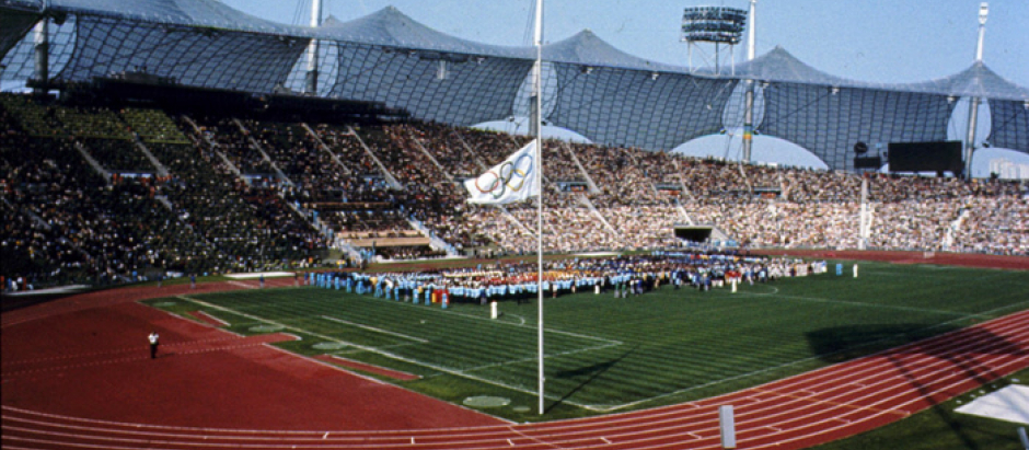 La bandera olímpica a media asta en el Olímpico de Múnich durante los Juegos Olímpicos de 1972