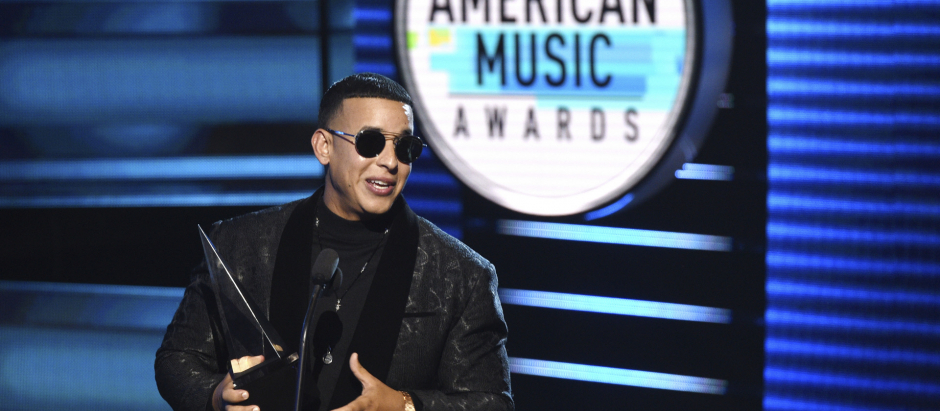 Daddy Yankee recibe un premio en loa American Music Awards en 2018