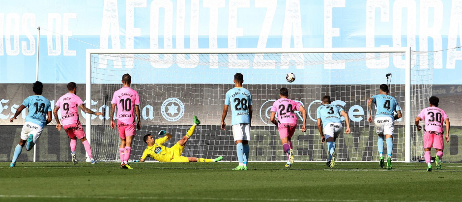 El momento del penalti, en el último minuto, que ha decidido el partido en Vigo