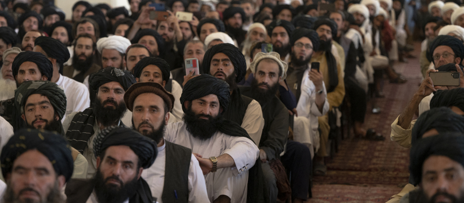 Miembros de los talibanes escuchan un discurso del primer ministro Mohammad Hassan Akhund