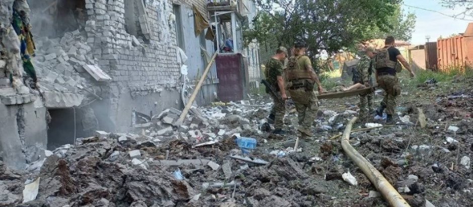 Mercenarios Wagner sacan los cadáveres de debajo de los escombros de su base en Donetsk