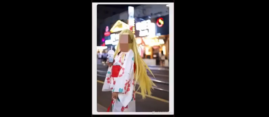 Captura del vídeo donde se muestra a la joven con el traje tradicional japonés