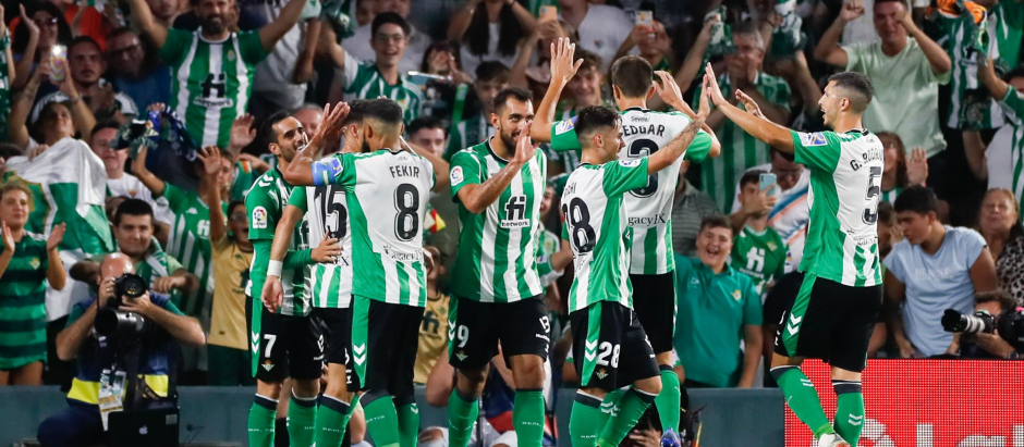 El Betis celebra con su afición su primera victoria en LaLiga