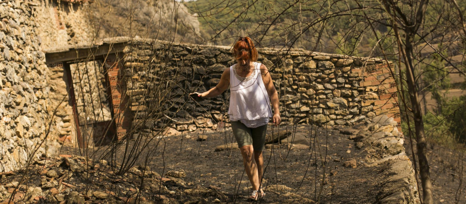 Feli, una vecina del pueblo de Añón del Moncayo (Zaragoza), regresa a su casa después del incendio que ha calcinado unas 6.000 hectáreas