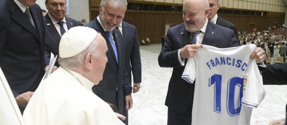 El Papa Francisco recibe a una delegación del Club Deportivo Tenerife con motivo del centenario de la entidad deportiva
