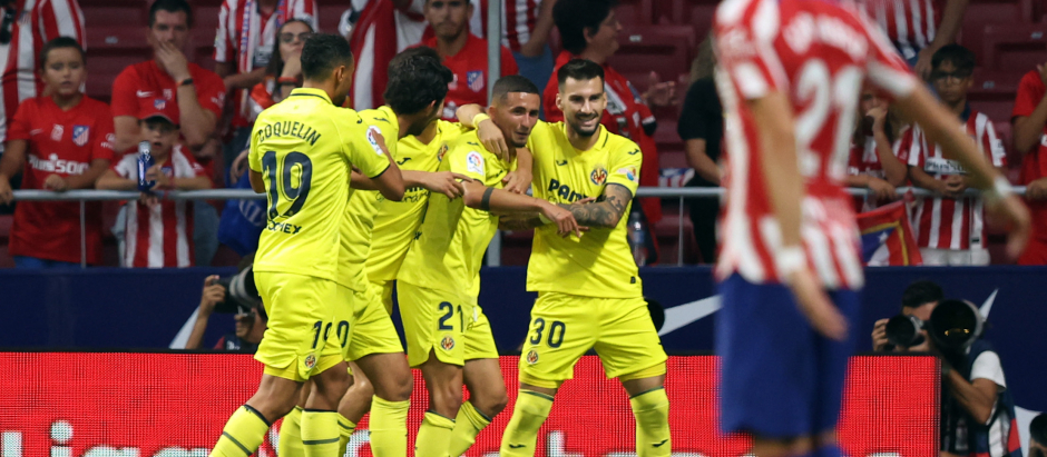 Los jugadores del Villarreal celebran el primer gol al Atlético