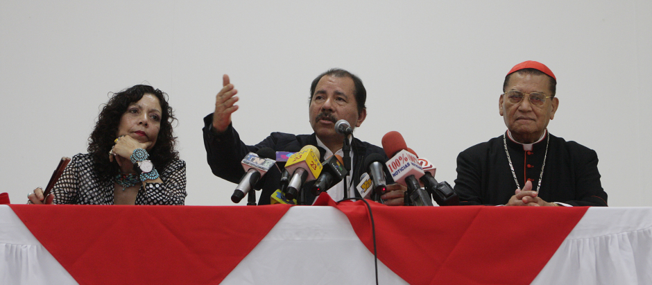 Daniel Ortega, junto a su mujer, Rosario Murillo, y el cardenal Miguel Obando y Bravo, en Managua (2009).