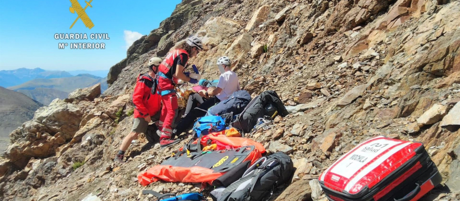 Sólo este fin de semana, el GREIM ha tenido que realizar una decena de rescates como éste en el Pico del Pez, en Gistain
