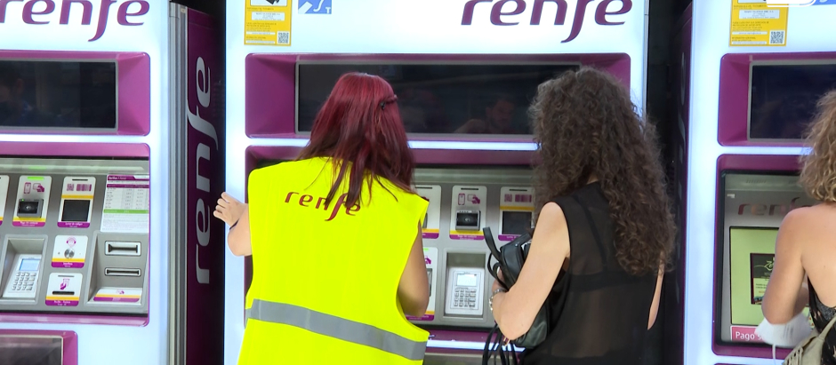 Los primeros pasajeros acuden a Atocha para adquirir los abonos gratis de Renfe