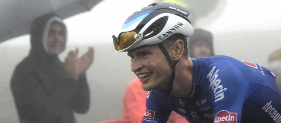 Jay Vine, ganador de la etapa en el pico Jano bajo la niebla