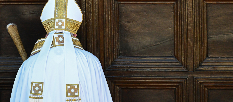 El Papa Francisco abre la puerta de la Basílica de Aquila