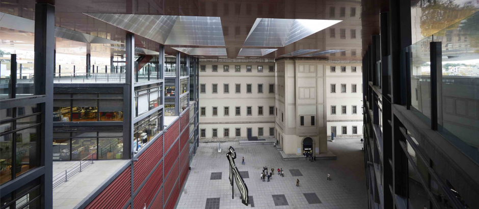 Pasaje del Museo Reina Sofía entre el Nouvel y el edificio Sabatini