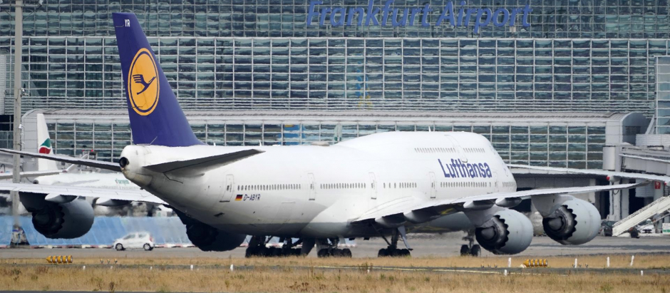 Un avión de Lufthansa en el aeropuerto de Frankfurt (Alemania)