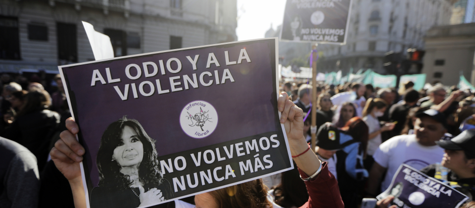 Una mujer sostiene un cartel durante una manifestación de apoyo a la vicepresidenta argentina Cristina Fernández de Kirchner en la Plaza de Mayo de Buenos Aires