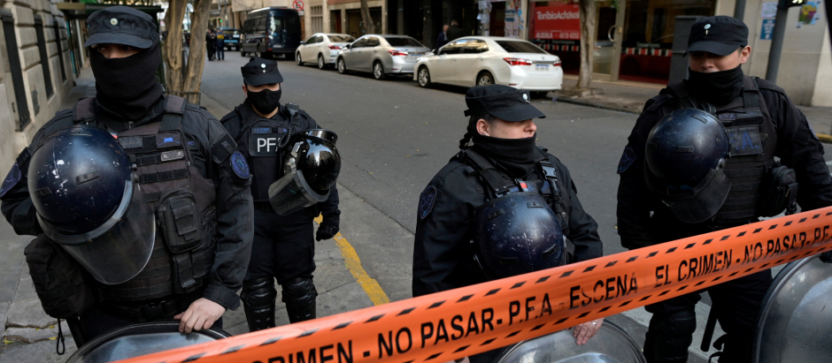 Varios policías federales custodian los exteriores de la casa de la Cristina Fernández de Kirchner en Buenos Aires