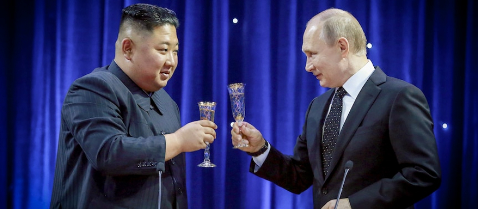 El presidente de Rusia, Vladimir Putin, brinda con su homólogo norcoreano Kim Jong Un en 2019