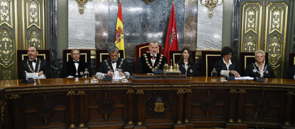 El rey Felipe, junto al presidente del Tribunal Supremo, Carlos Lesmes (3i), y la ministra de Justicia, Pilar LLlop (3d), entre otros, durante el acto de apertura del Año Judicial 2022/2023 este miércoles en la sede del Tribunal, en Madrid