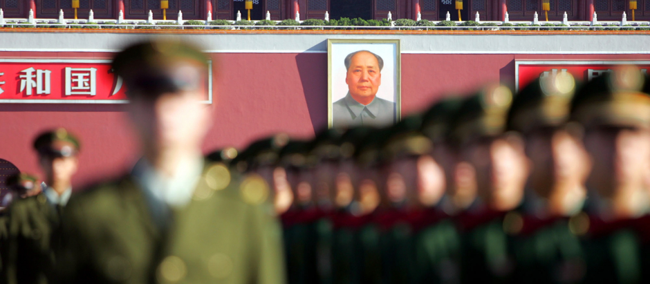 Soldados chinos montan guardia mientras una imagen del difunto líder chino Mao
