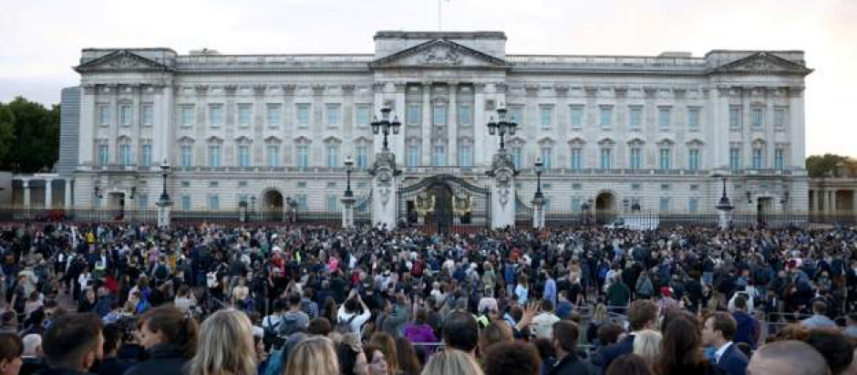 Multitudes de personas se han reunido esta noche frente al Palacio de Buckingham