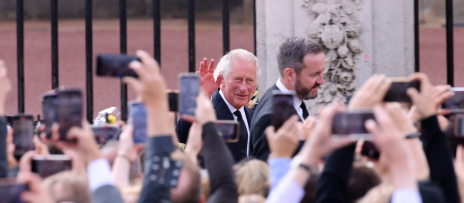 La llegada de Carlos III y Camilla al Palacio de Buckingham previo a su discurso