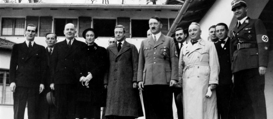 Los Duques de Windsor, junto a la cúpula Nazi