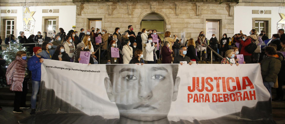 Concentración en el centro de Vigo, en diciembre de 2021, para pedir 'justicia para Déborah' Fernández-Cervera, cuyo cadáver apareció en mayo de 2002 en una cuneta de O Rosal (Pontevedra), rodeado de pistas falsas