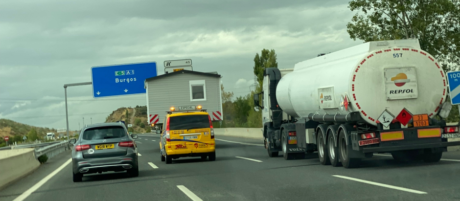Una situación dantesca, un camión en un convoy lento con una casa a cuestas adelanta a un camión cisterna