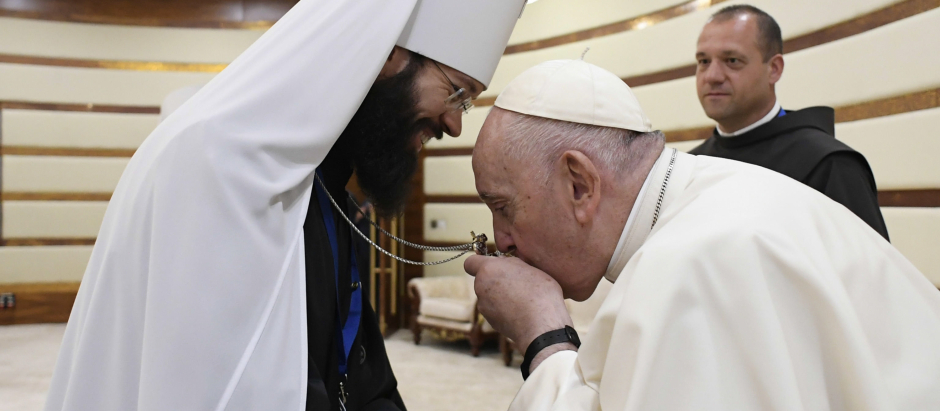 El Papa besando el crucifijo del metropolitano Antonio de  Volokolamsk