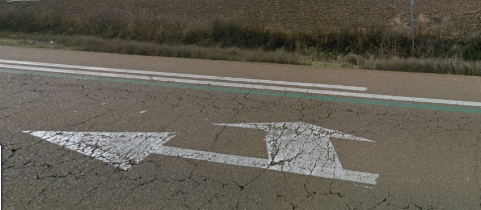 Arcén con líneas paralelas en una carretera nacional