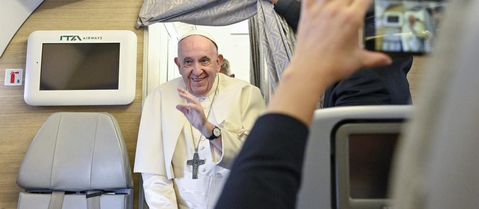 El Papa Francisco a bordo del avión papal después de visitar Nur-Sultan, Kazajistán