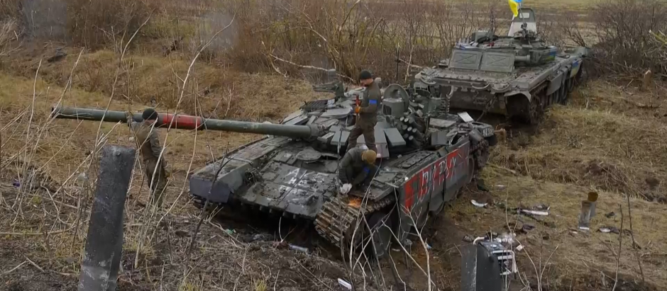 Ucranianos reparan tanques rusos