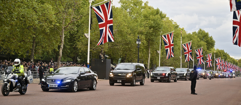 El convoy del presidente estadounidense Joe Biden llega al Palacio de Buckingham