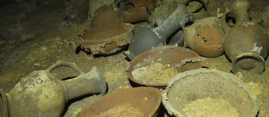 Dentro de la cueva también se encontraron vasijas de cerámica y armas de bronce
